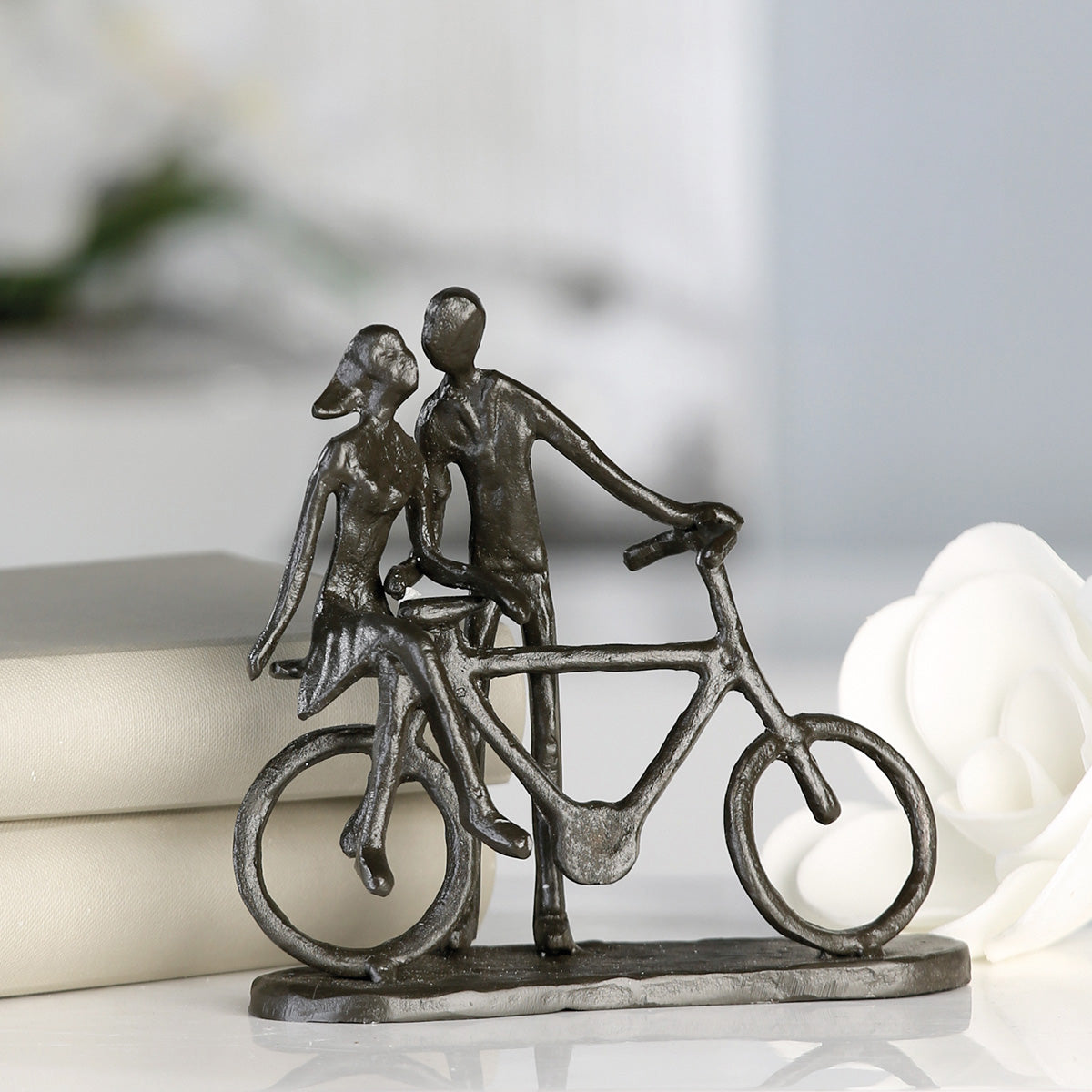 Sculptuur 'Pair on bike'